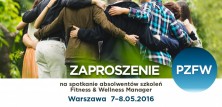 Zaproszenie na zjazd absolwentów odbywający się w Warszawie 19-20 marca 2016 r. Na zdjęciu widoczna jest grupa ludzi - przyjaciół stojących razem,